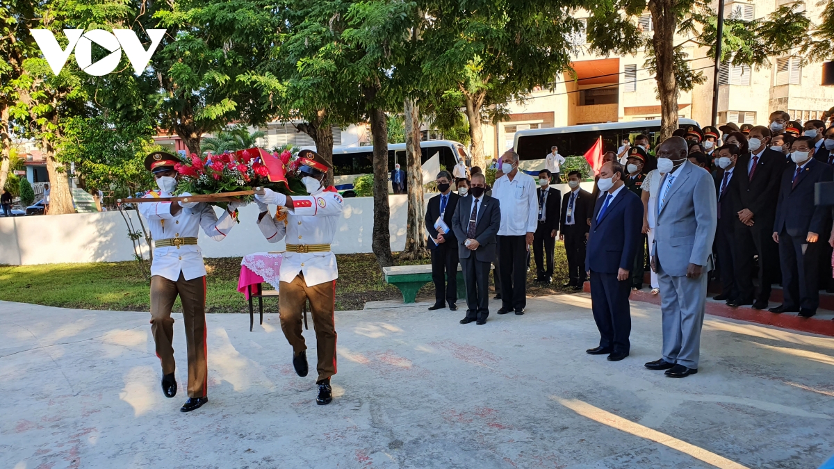 Chủ tịch nước đặt vòng hoa tại Tượng đài Chủ tịch Hồ Chí Minh ở Cuba
